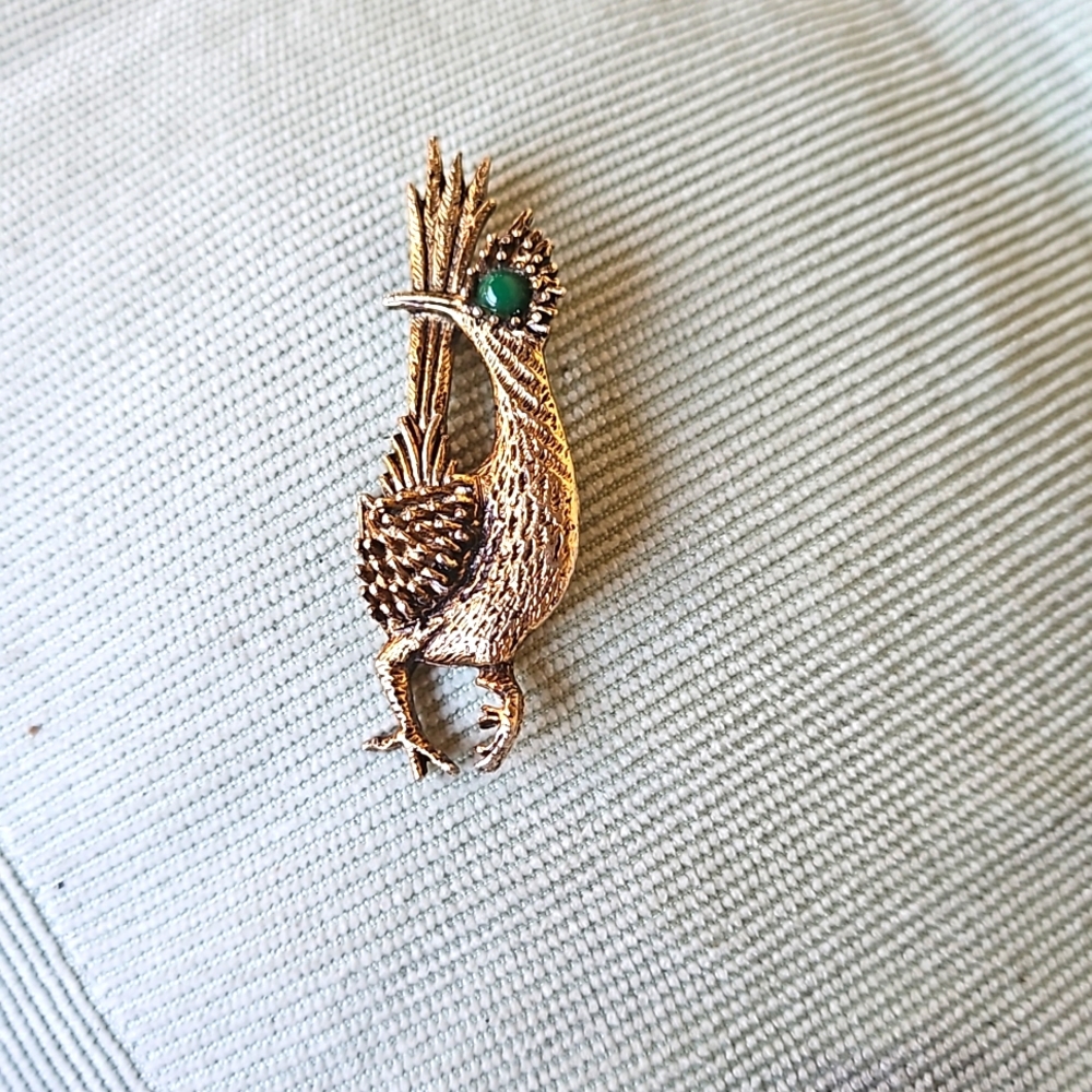 Vntg Ambassador Gold Tone Green Eyed Roadrunner Brooch
